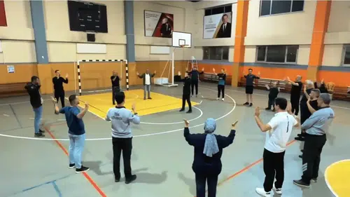 Yüksekova halkı sağlıklı yaşam için spor salonunda buluştu