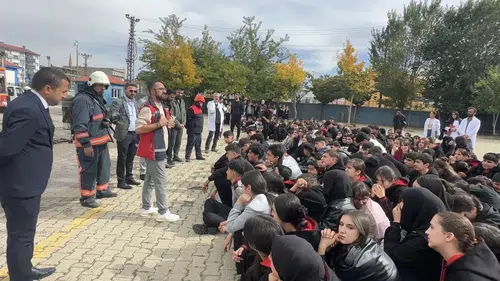 Yüksekova'da öğrenciler için gerçeği aratmayan yangın tatbikatı düzenlendi