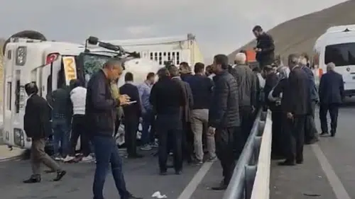 Van Hakkari yolunda tır devrildi bir kişi yaralandı