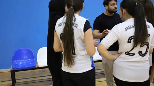 Ağrı ve Vanlı kızlar voleybol sahasında dostluk için ter döktü