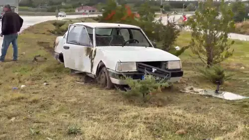 Elazığ Bingöl kara yolunda otomobil refüje çarptı