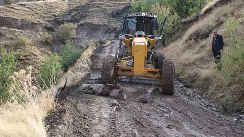 Elazığ'da selin izlerini silmek için ekipler sahada yoğun mesai harcıyor