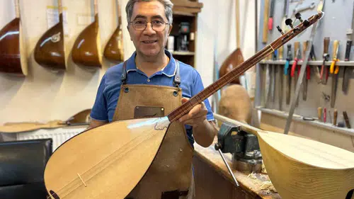 Van'da yarım asırlık bağlama ustalığı zamana meydan okuyor