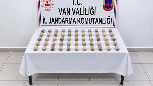 Van otogarında yakalanan şüphelinin midesinden yarım kilo uyuşturucu çıktı
