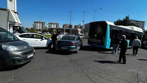Diyarbakır Diclekent Bulvarı üzerinde trafik kazası meydana geldi