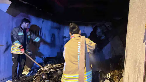 Cizre'de kaporta dükkanında çıkan yangın dört aracı küle çevirdi
