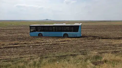 Diyarbakır yolunda yolcu otobüsü tarlaya girdi