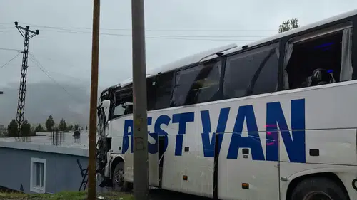 Şırnak Uludere'de yolcu otobüsü ile TIR çarpıştı: 1 ölü, 14 yaralı
