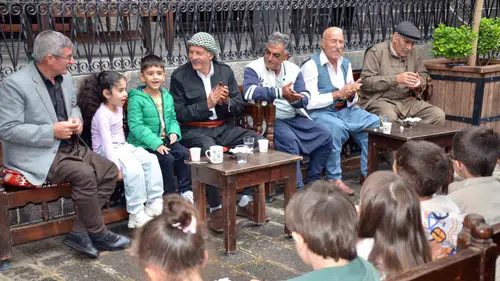Diyarbakır’da çocuklar dengbejlerle buluştu, kültürel mirası tanıdı