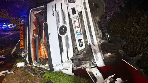 Elazığ'da şarampole devrilen kamyonda sıkışan sürücüyü ekipler kurtardı