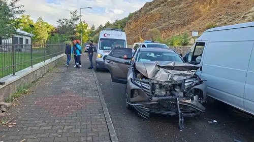 Bingöl'de iki aracın karıştığı kazada üç kişi yaralandı