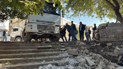 Diyarbakır Çermik'te freni boşalan kamyon evin bahçesine daldı