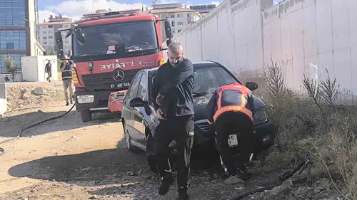 Van Edremit'te park halindeki otomobil alevlere teslim oldu