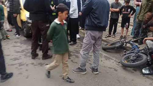 Bingöl'de ticari taksi ile bisiklet çarpıştı