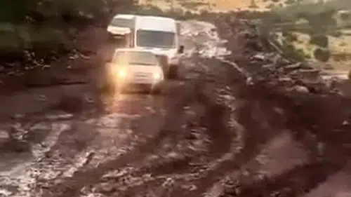 Pervari'de sağanak yağış yolları çamur deryasına çevirdi