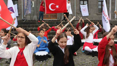 Diyarbakır tarihi surlarında Cumhuriyet coşkusu yaşandı