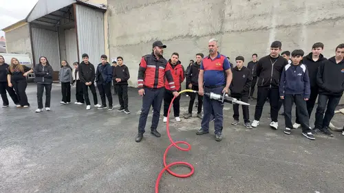 Yüksekova İtfaiyesi öğrencilere afet bilinci aşılayarak haftayı noktaladı