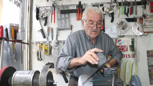 Vanlı Müzbah Usta 60 yıldır baba mesleği bileyiciliği yaşatıyor