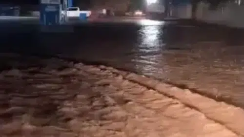 Şanlıurfa'da aniden bastıran sağanak hayatı felç etti