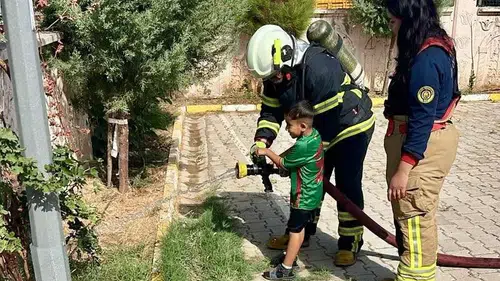 Cizre Belediyesi itfaiye ekipleri minik öğrencilere yangın güvenliği eğitimi verdi