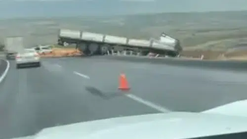 Diyarbakır Silvan kara yolunda tır kazası sonucu bir kişi yaralandı