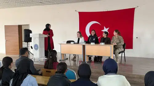 Patnoslu gençler kariyer yolculuklarında sağlık profesyonelleriyle buluştu