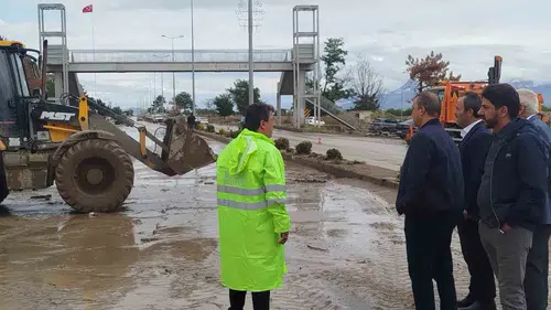Yurtbaşı Belediye Başkanı Nihat Doğan sel felaketinin ardından sahada çalışmalarını sürdürüyor