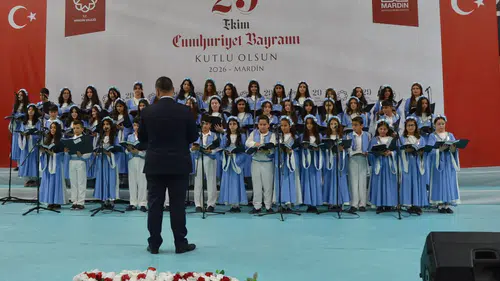 Mardin'de Cumhuriyet coşkusu çocuk korosundan dört dilde türkü