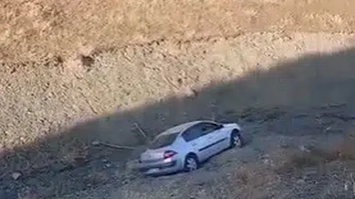 Elazığ Palu'da park halindeki otomobil dere yatağına yuvarlandı