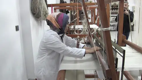Siirtli usta öğretici Beşire İlik geleneksel dokuma sanatını yaşatıyor