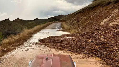 Elazığ'da sağanak yağış köy yolunu trafiğe kapattı