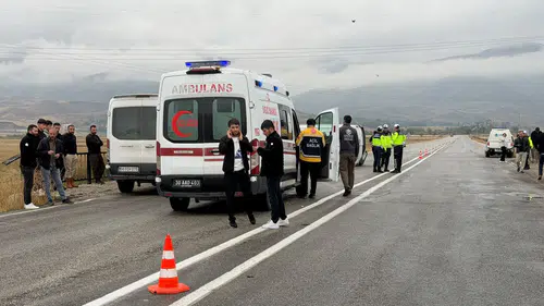 Yüksekova'da öğrenci servisi devrildi 12 yaralı