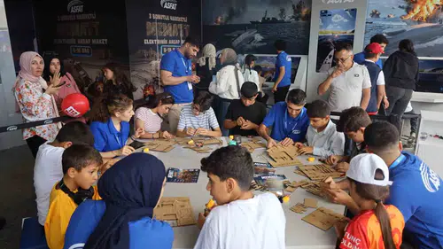 Şanlıurfa TEKNOFEST alanında minik mühendisler yerli MEMATT maketlerini birleştiriyor