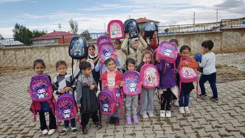 Muşlu polis memuru köy çocuklarına umut oluyor