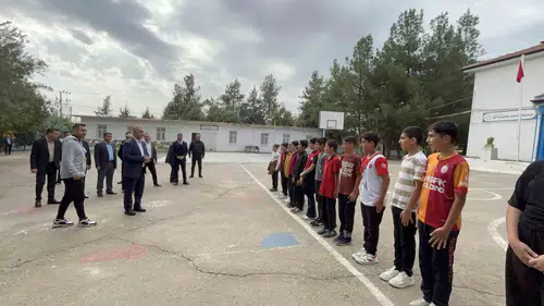 AK Partili Başkanın köy okuluna yaptığı sürpriz ziyaret öğrencileri sevindirdi