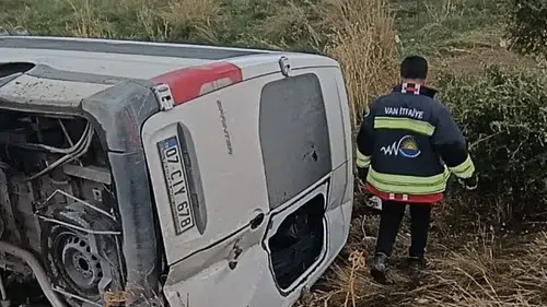 Van Gevaş yolunda minibüs devrildi 6 kişi yaralandı