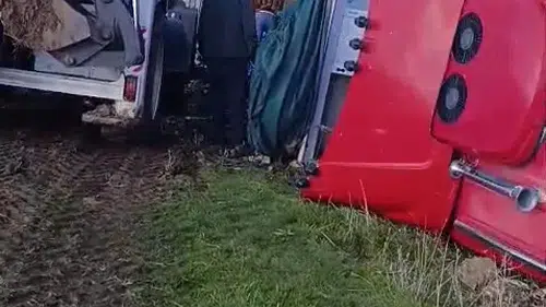 Elazığ Karakoçan yolunda pancar yüklü tır şarampole devrildi