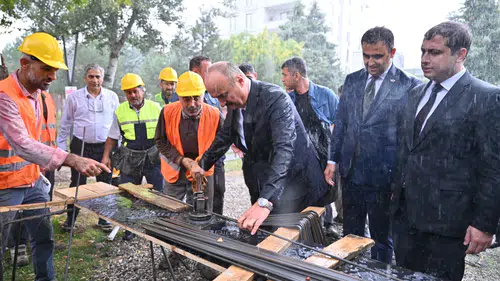 Batman Valisi sağanak yağış altında emekli lokali temelini attı