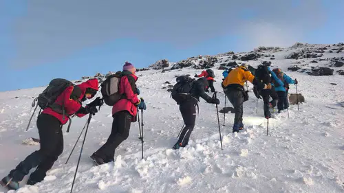 Yabancı dağcılar Ağrı Dağı'nın karlı zirvesine başarıyla ulaştı