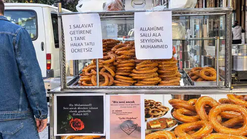 Hakkari'de salavat getirene ücretsiz halka tatlı ikramı
