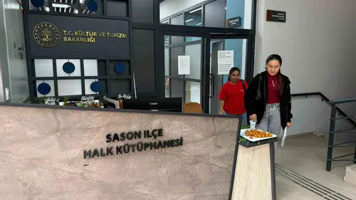Sason Kütüphanesi öğrencileri tatlı ve içecek ikramıyla karşılıyor