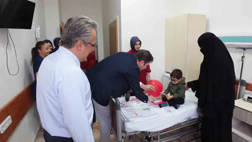Fırat Üniversitesi Hastanesi çocukları 29 Ekim coşkusuyla mutlu etti