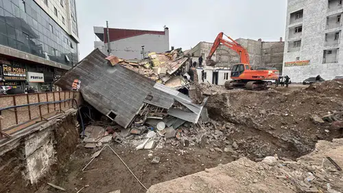 Van'da kazı çalışması sırasında lokanta binası çöktü