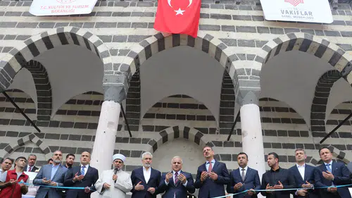 Depremde hasar gören 6 tarihi cami yeniden ibadete açıldı