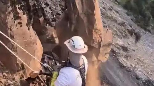 Şırnak'ta yolları güvenli hale getirmek için dev kayalar kontrollü şekilde düşürülüyor