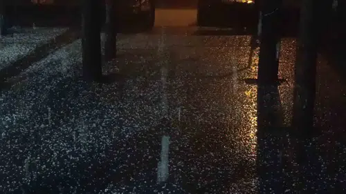 Bingöl'de dolu yağışı ve şimşekler geceyi gündüze çevirdi