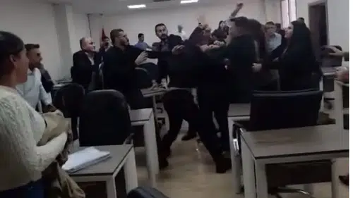 Silopi Belediyesi meclis toplantısında su fırlatmalı kavga çıktı