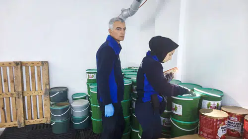 Diyarbakır'da döner salonuna baskın: 1 ton 317 kilogram turşuya el konuldu