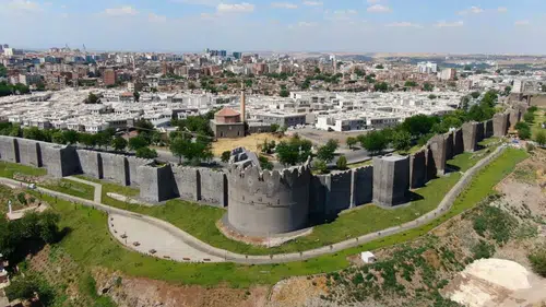 Diyarbakır'da hava bir anda değişiyor: Yağmur yok ama sıcaklıklar düşüyor