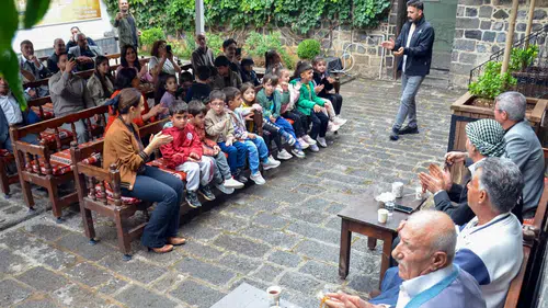 Diyarbakır'da çocuklara kültürel ziyafet: Dengbejlerle buluştular, sanat dolu bir gün geçirdiler